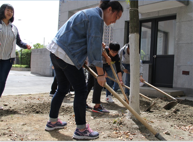 爱党在心  环保于行 ——我院携手校园管理中心开展红色环保志愿者活动